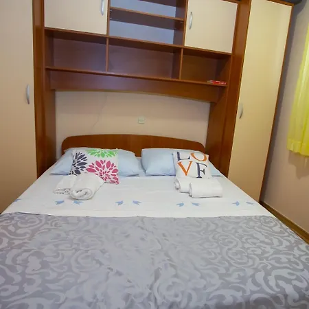 Apartman With Parking Space - 20626 *
